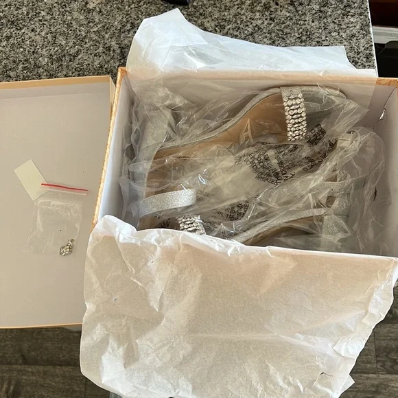 Jewel Badgley Mischa James Silver Block Heel Sandal Size 7.5 - Picture 7 of 7